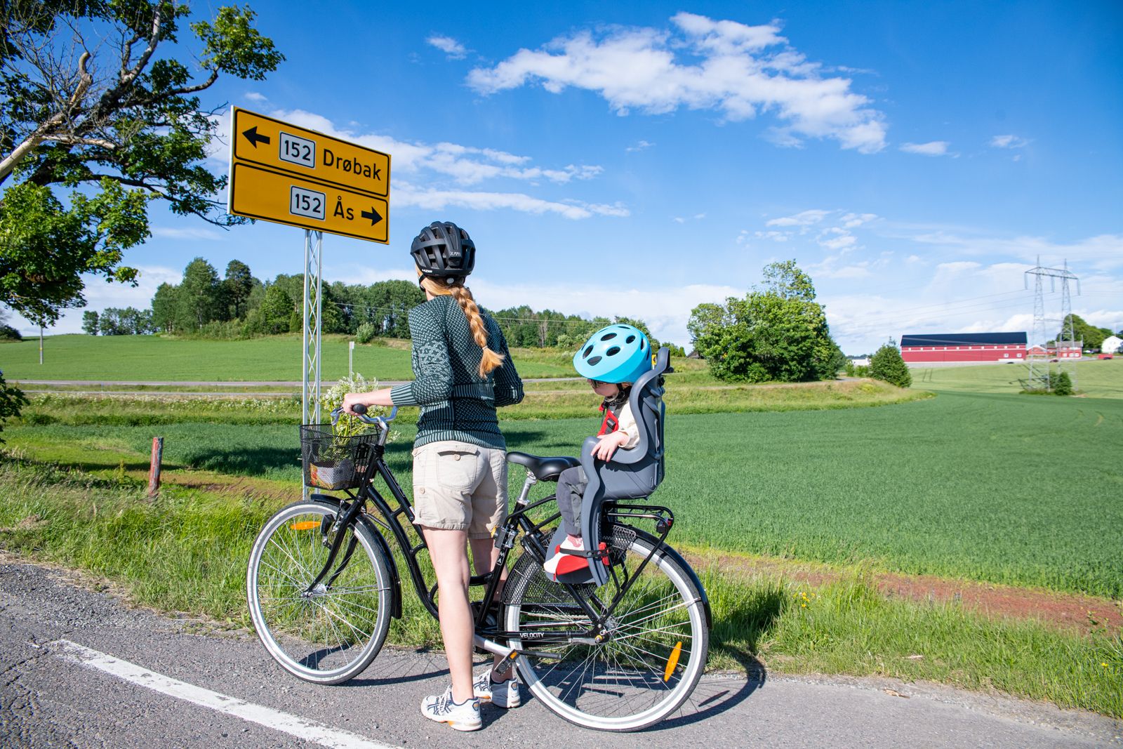 Mor og datter på sykkeltur mellom Ås og Drøbak