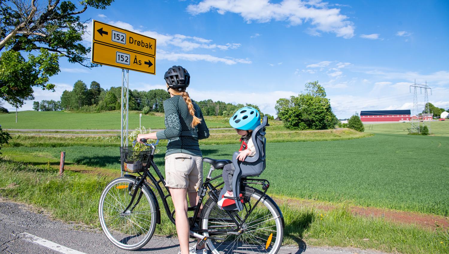 Mor og datter på sykkeltur mellom Ås og Drøbak