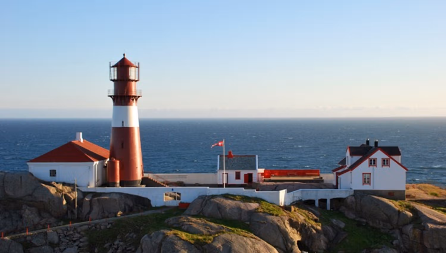 Utsikt over Ryvingen fyr og ut over havet