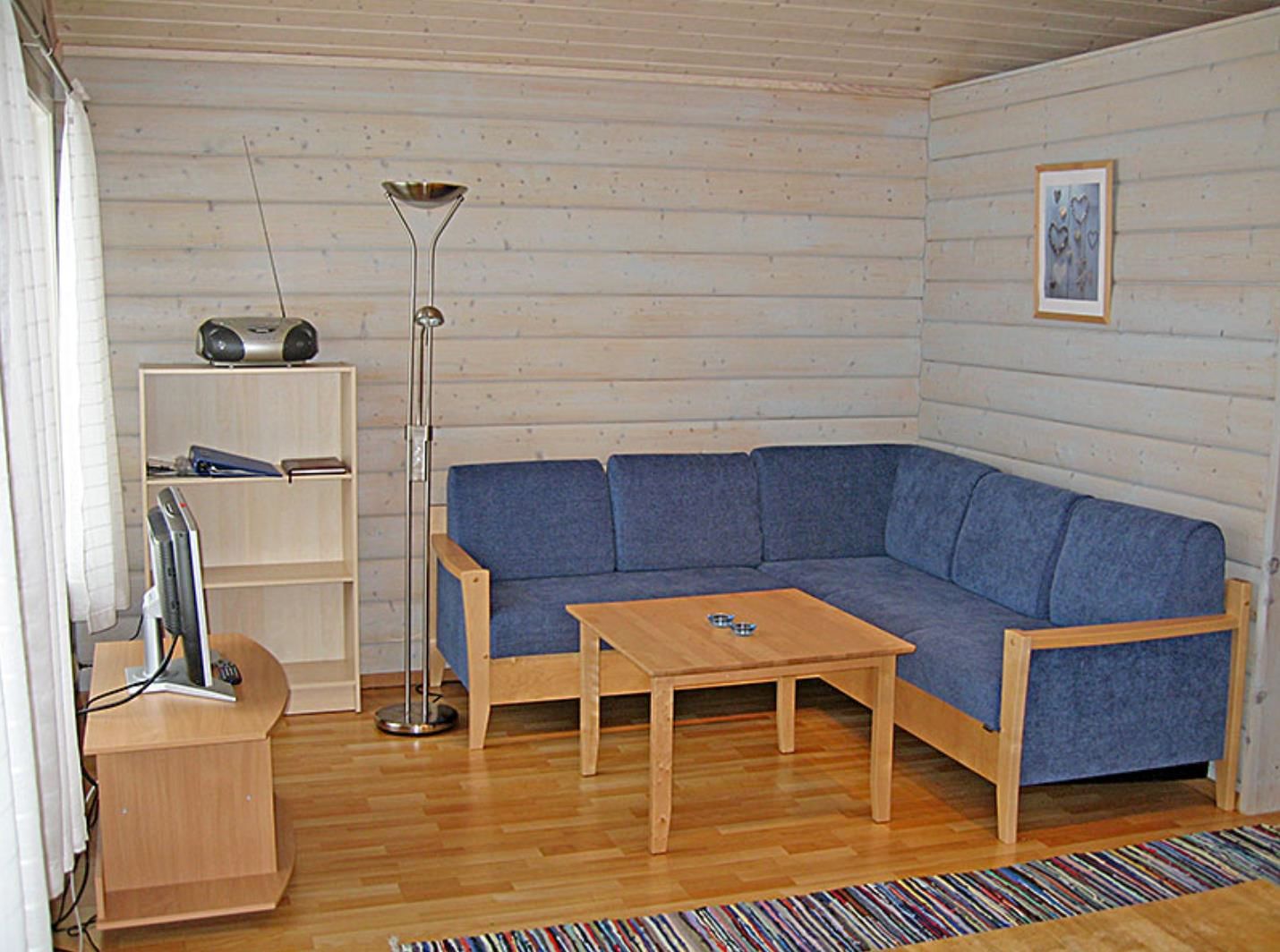Inne i hytta, stue med blå sofa
