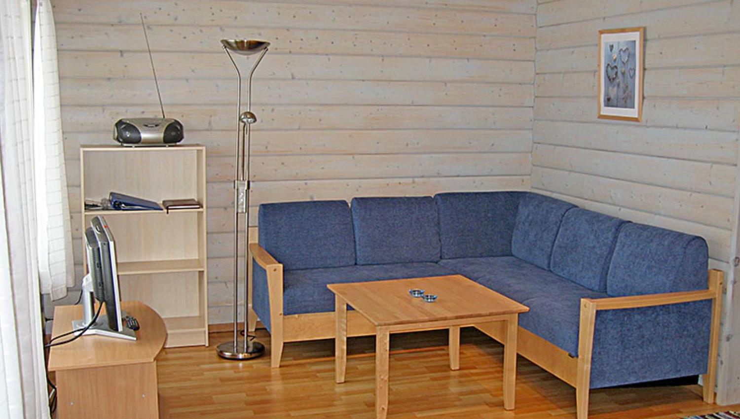 Inne i hytta, stue med blå sofa