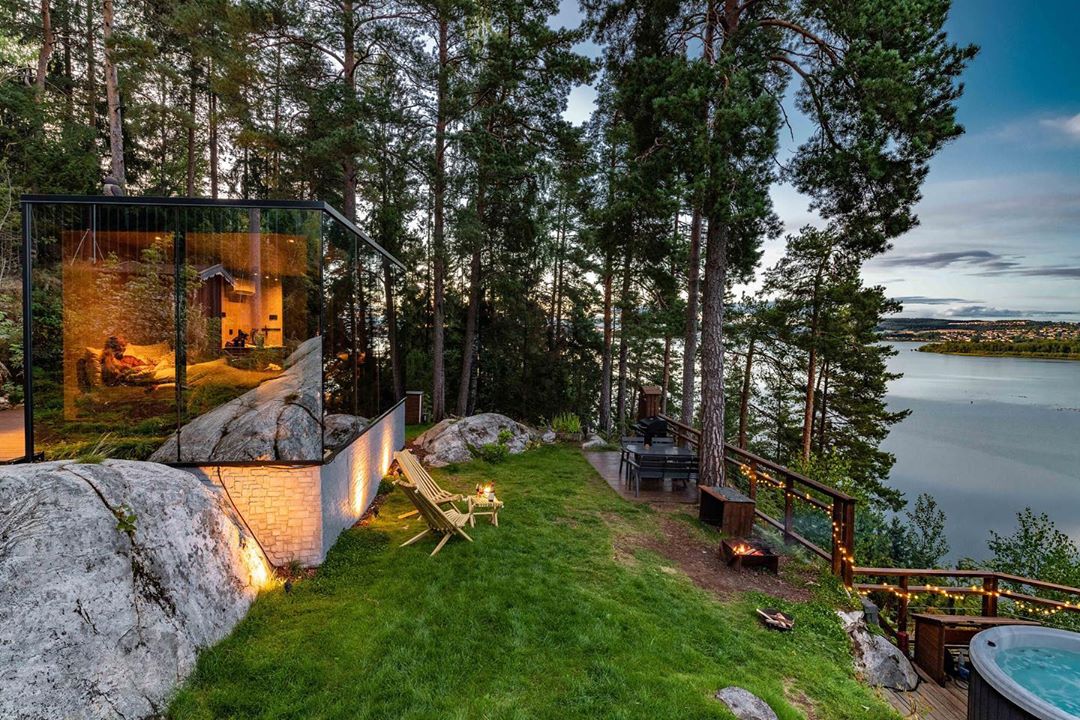 WOnderInn Glass hytte i skumringen