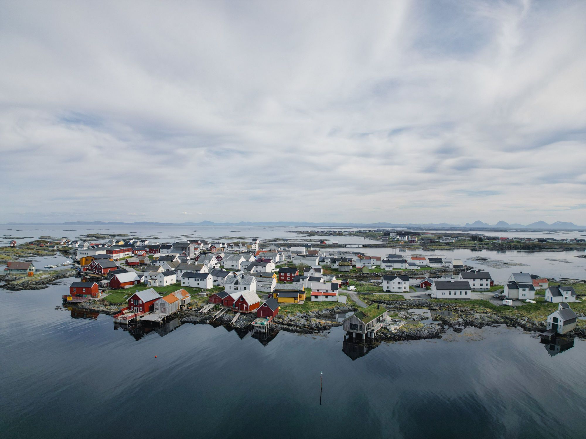 Veiholmen mit dem Restaurant Olsennauset im Vordergrund und dem Røbekkhuset gleich dahinter