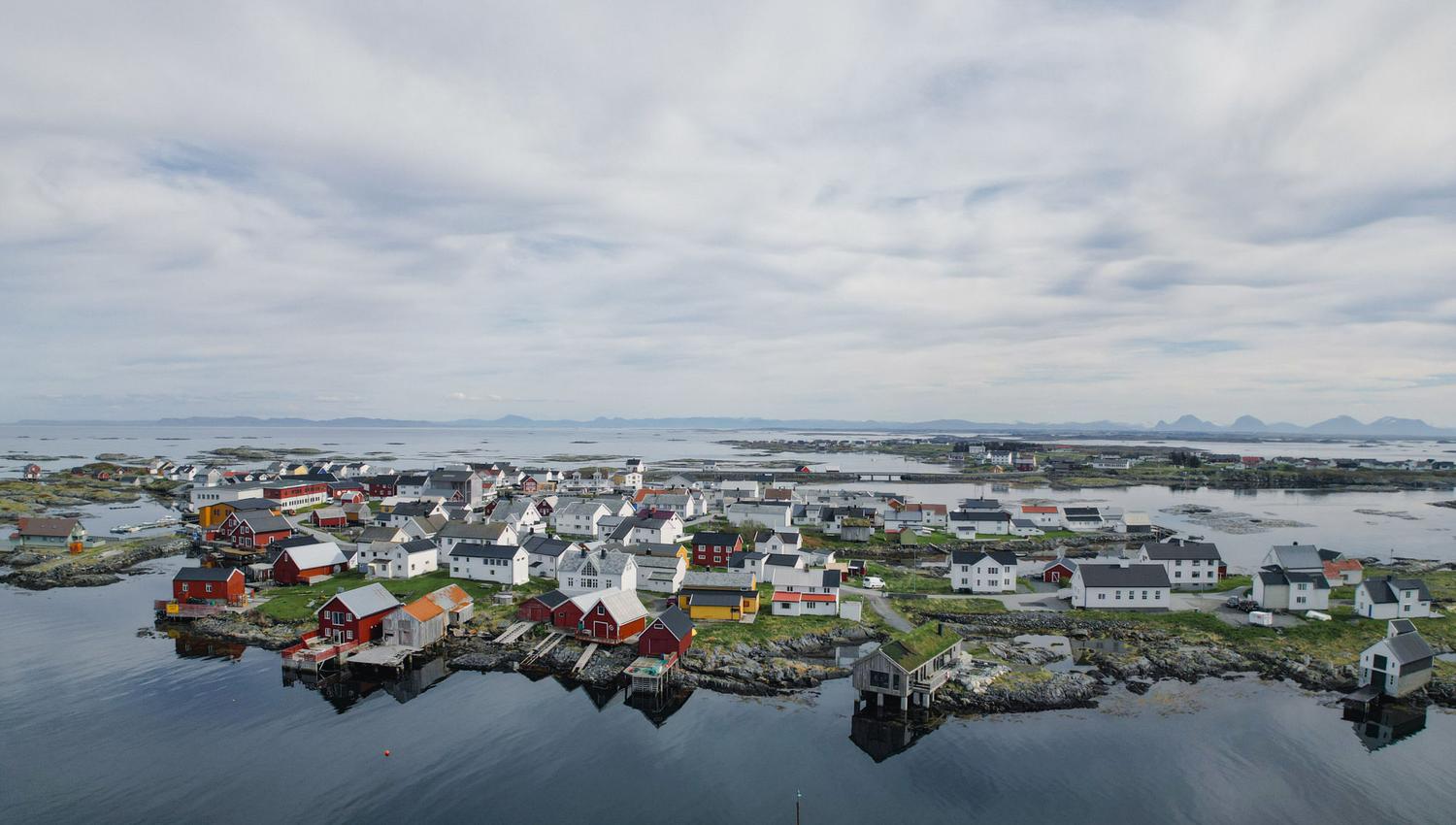 Veiholmen mit dem Restaurant Olsennauset im Vordergrund und dem Røbekkhuset gleich dahinter