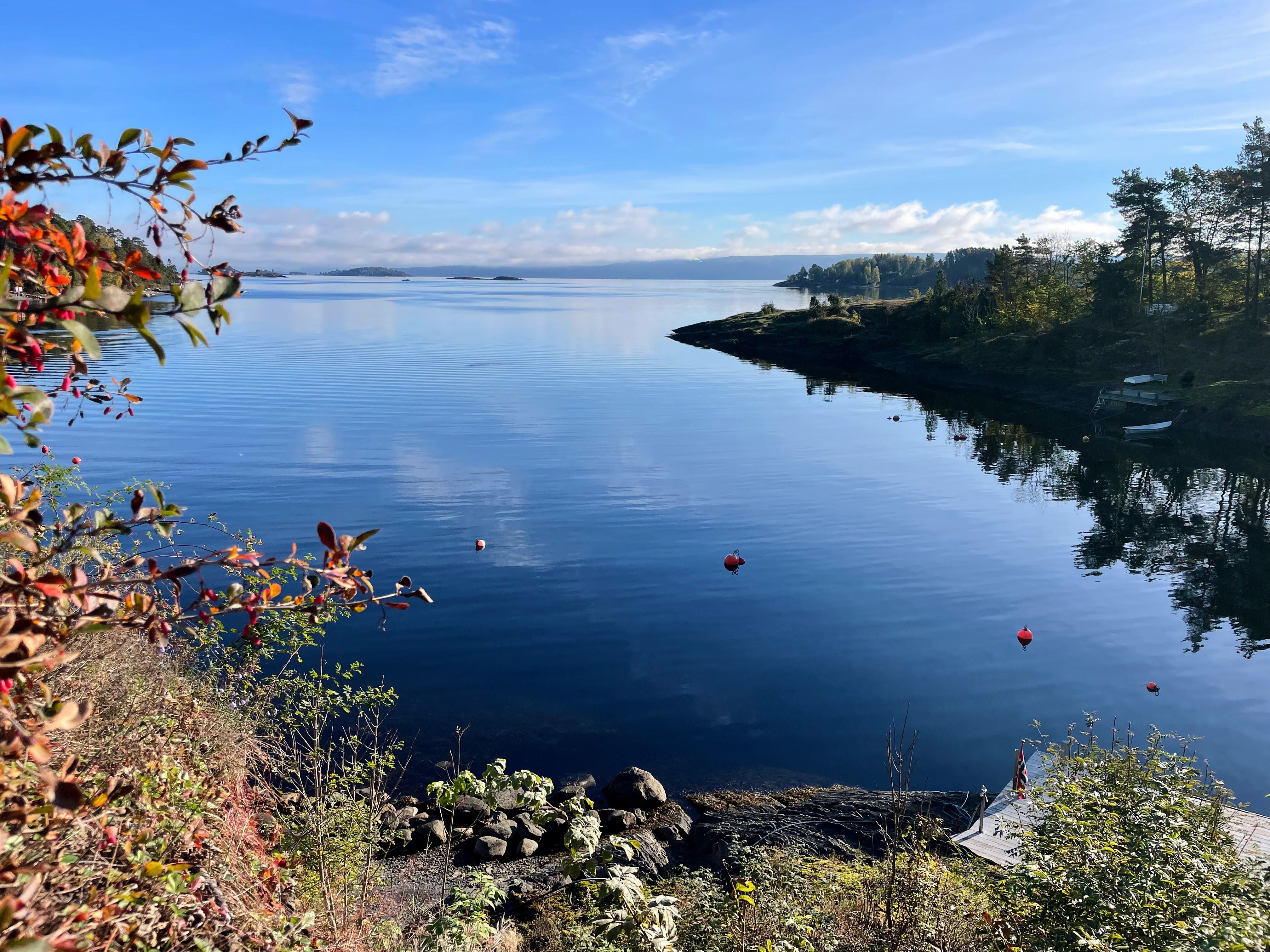 Sea view, calm water