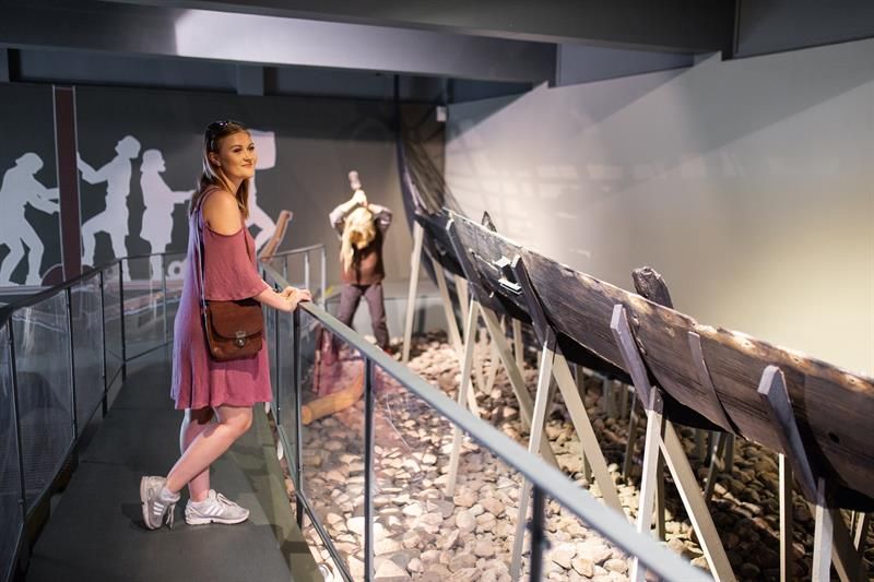 Et menneske inne i Slottsfjellsmuseet