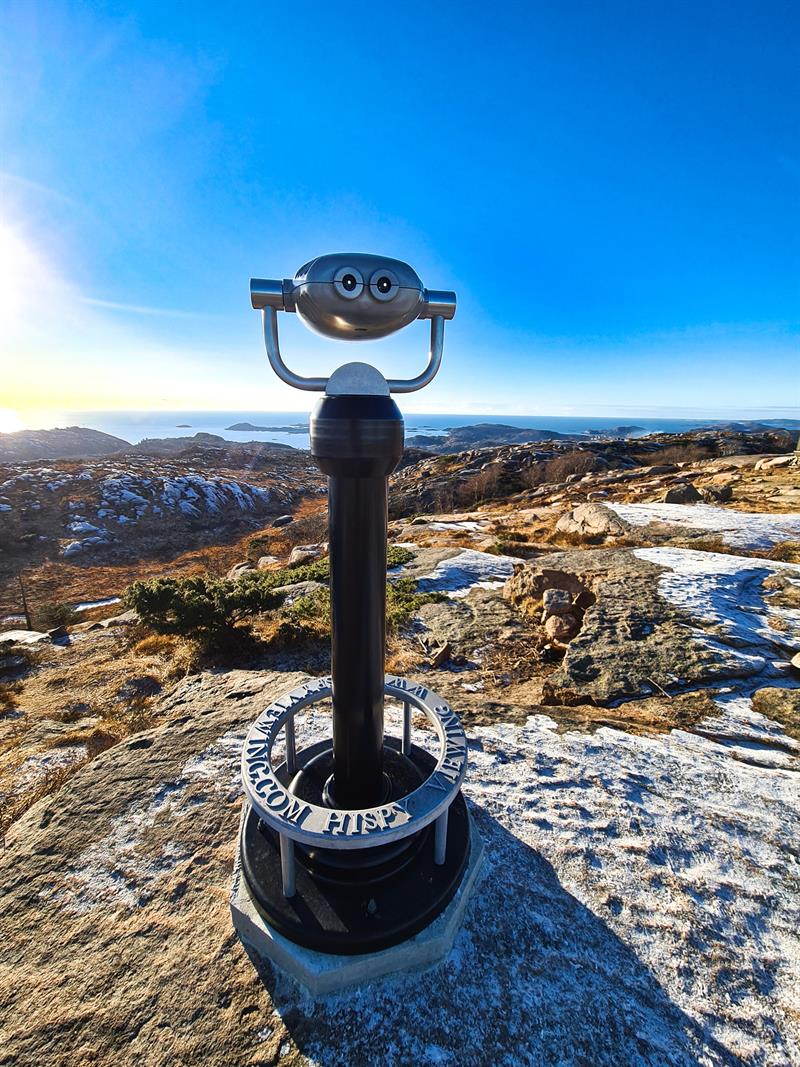 Binoculars mounted on the rocks at Skibmannsheia