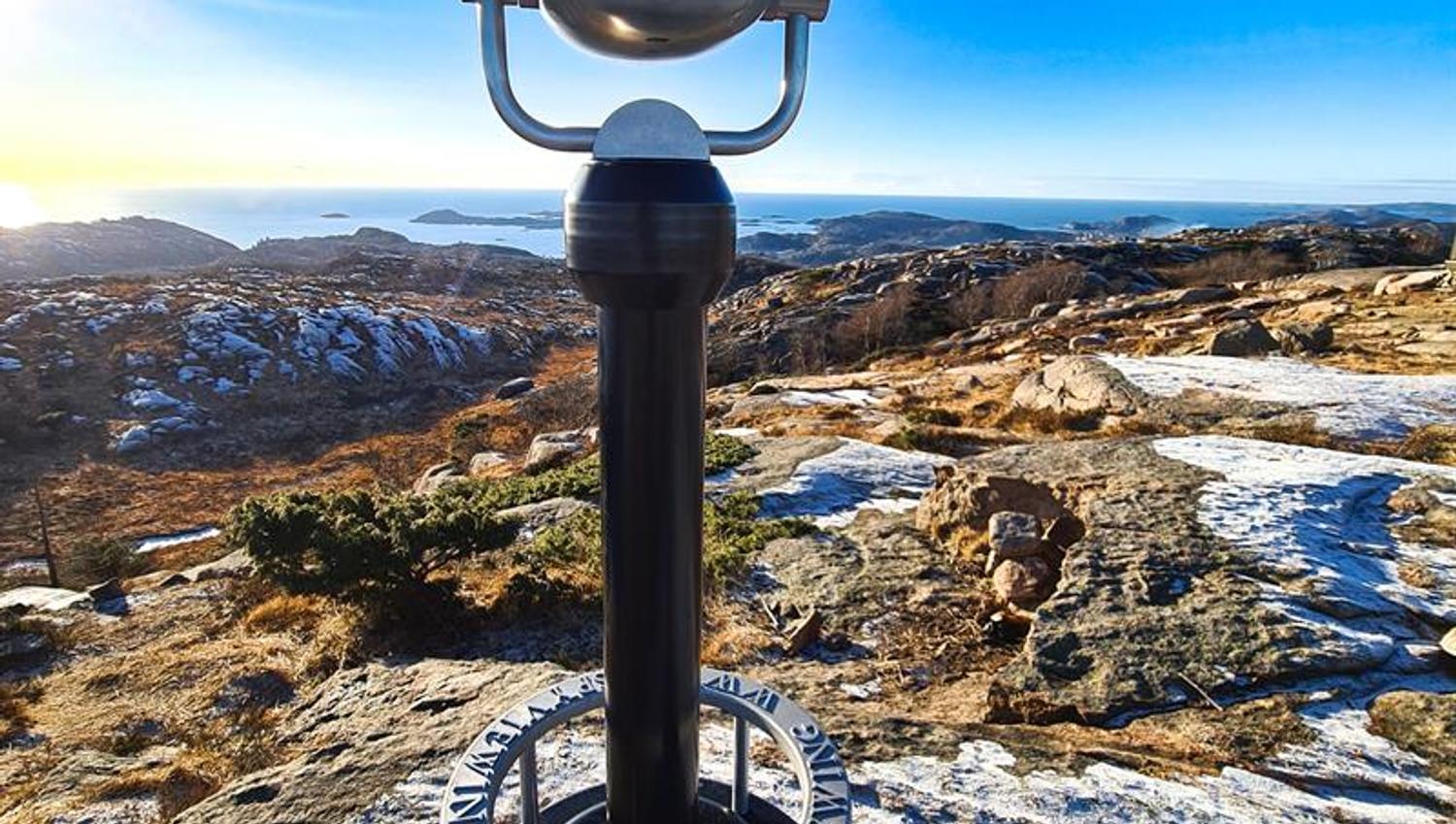 Binoculars mounted on the rocks at Skibmannsheia