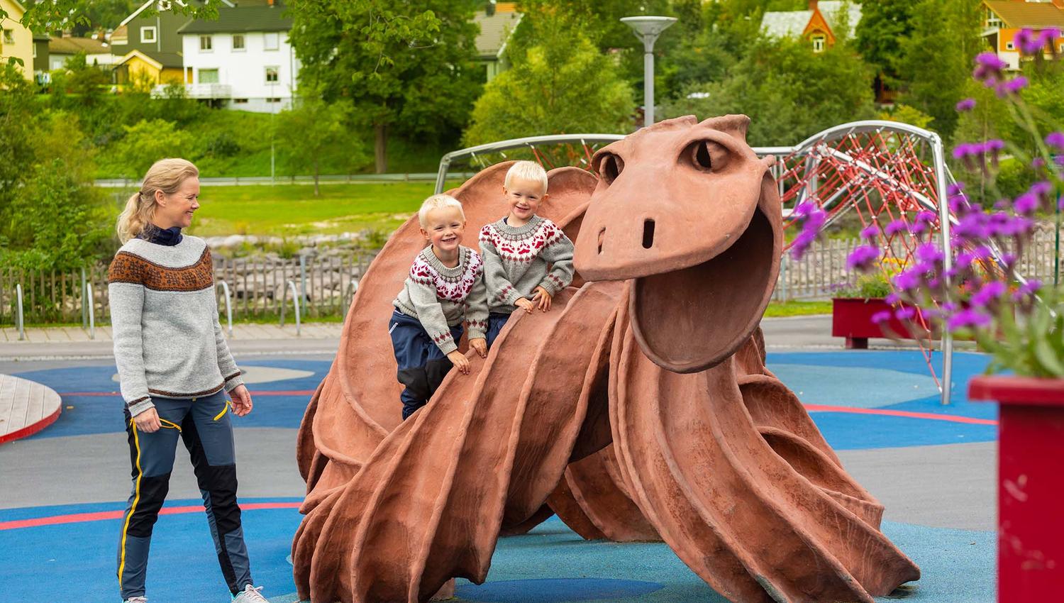 Tone og tvillingene Fredrik og Philip leger i Rismelen aktivitetspark