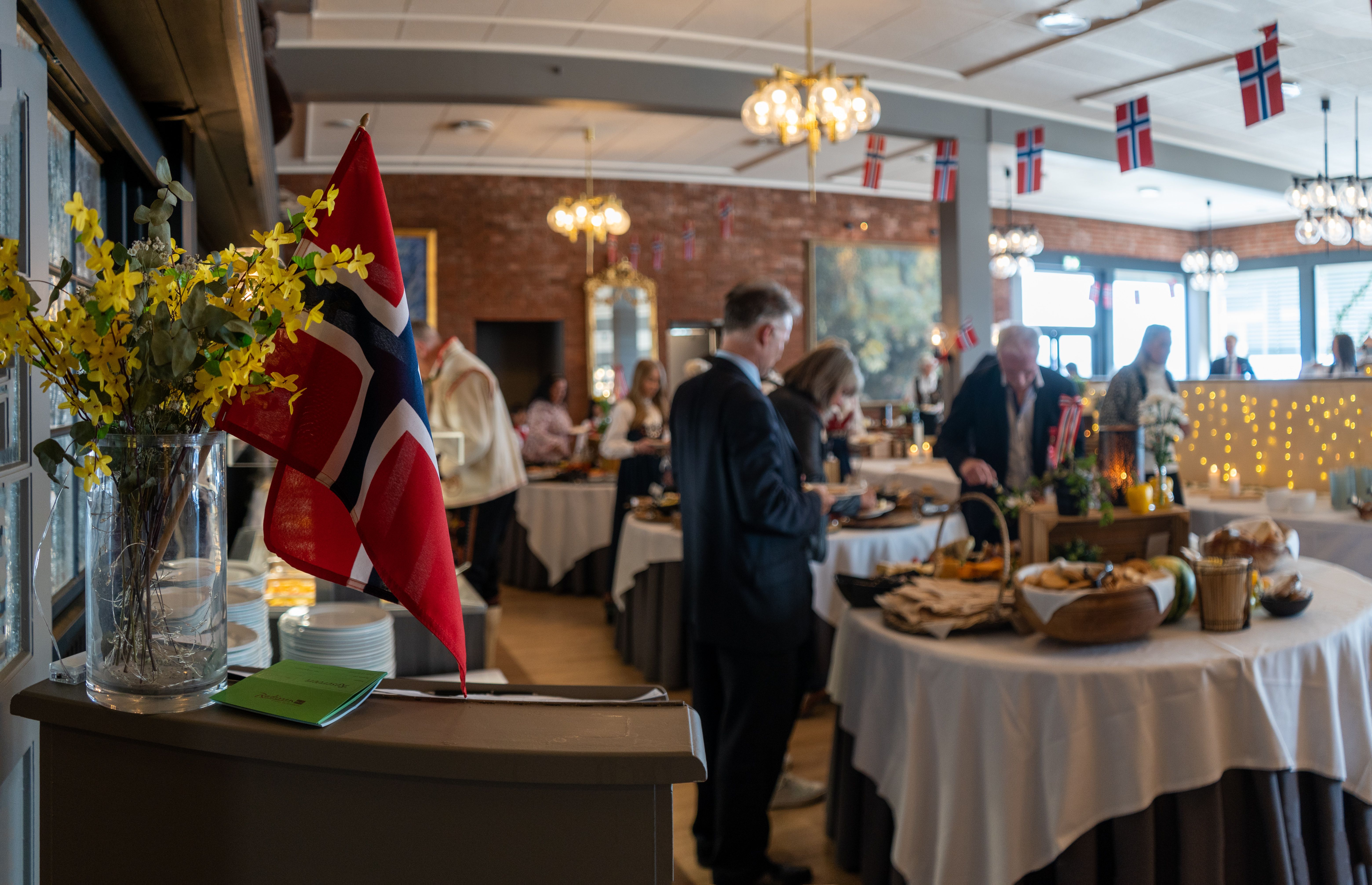 17.mai feiring med hvite duker og norske flagg.