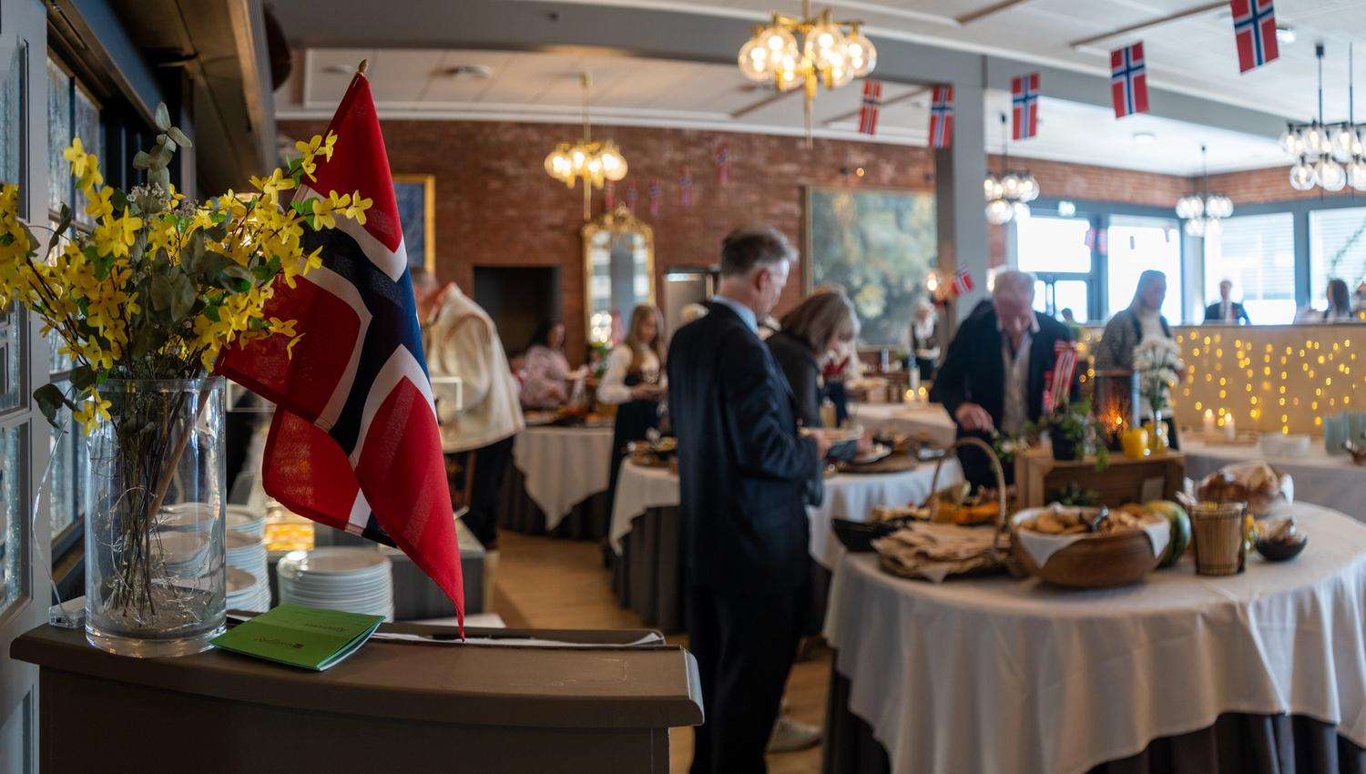 17.mai feiring med hvite duker og norske flagg.