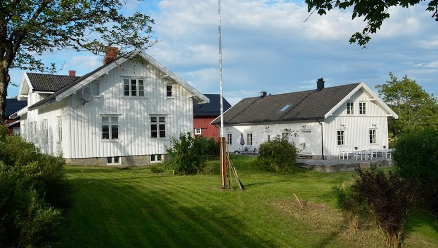 Gård med to hvite hus