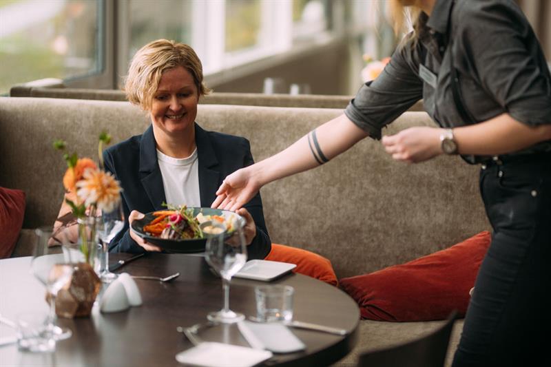 gjest på restaurant til Bø Hotell