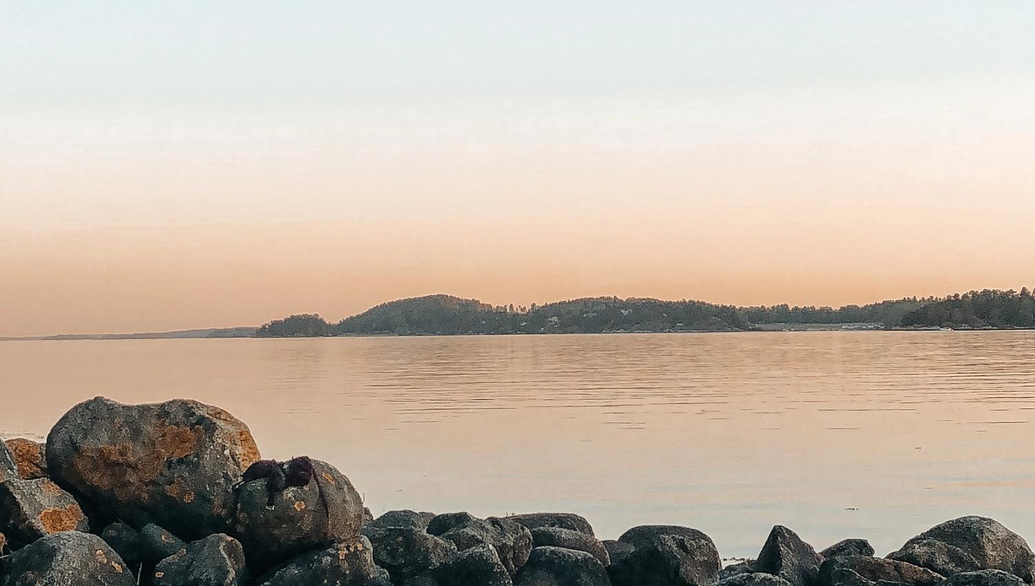 Solnedgang fra sandstranden på Høysand. Foto.