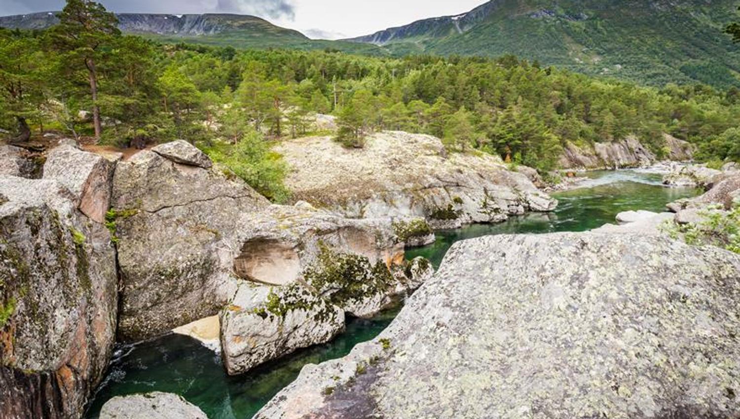 Jettegrytene ved Magalaupet Camping er en severdighet.
