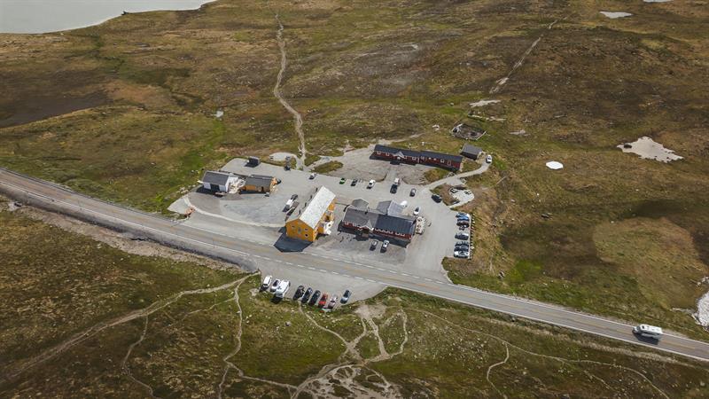 Eit dronebilete av begge fjellstuene på Dyranut.