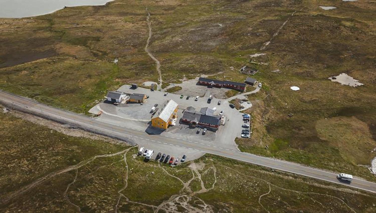 Eit dronebilete av begge fjellstuene på Dyranut.