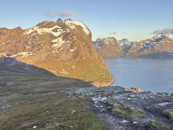 Utsikt over fjell og fjord