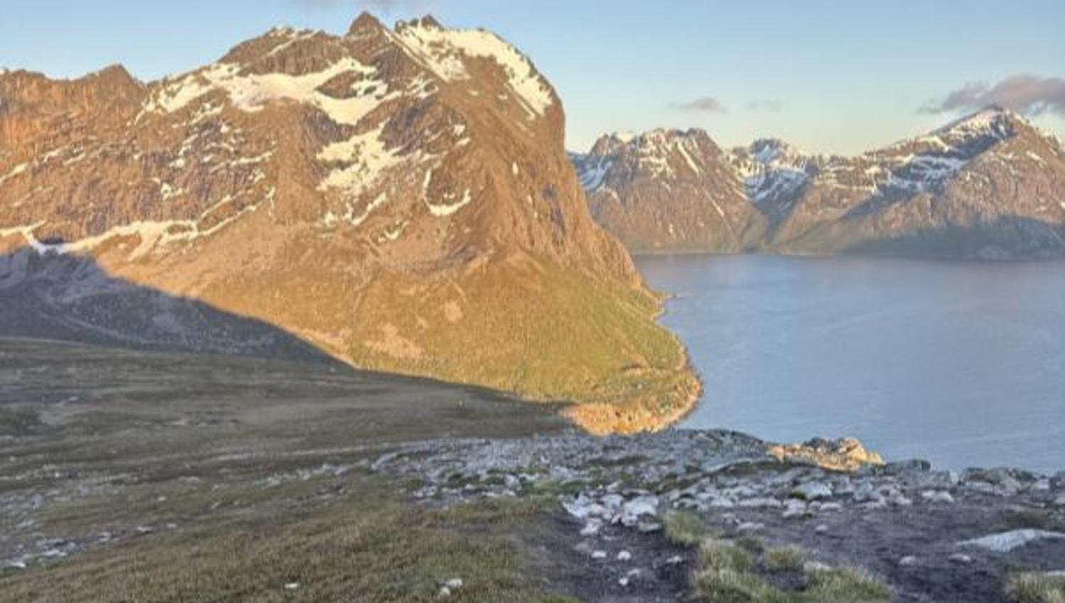 Utsikt over fjell og fjord