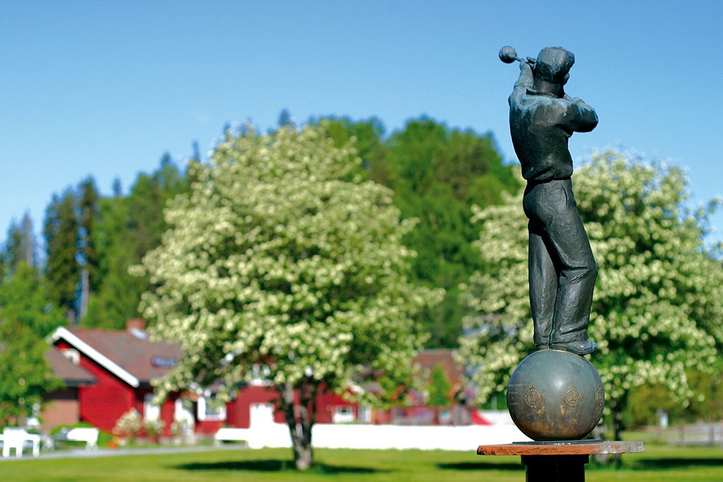 Glassblåserskulptur i sommersol på Hadeland Glassverk