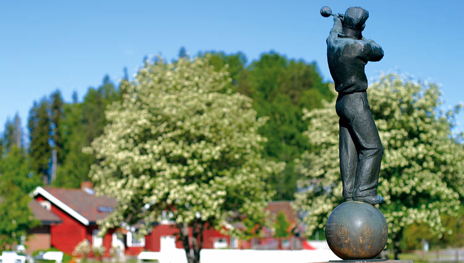 Glassblåserskulptur i sommersol på Hadeland Glassverk