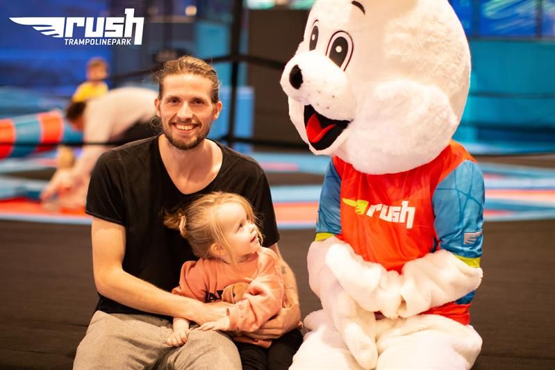 Minisprett - Adult and child together with a Rush mascot
