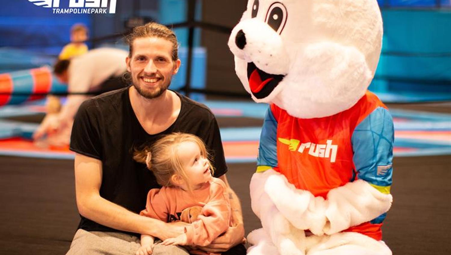 Minisprett - Adult and child together with a Rush mascot