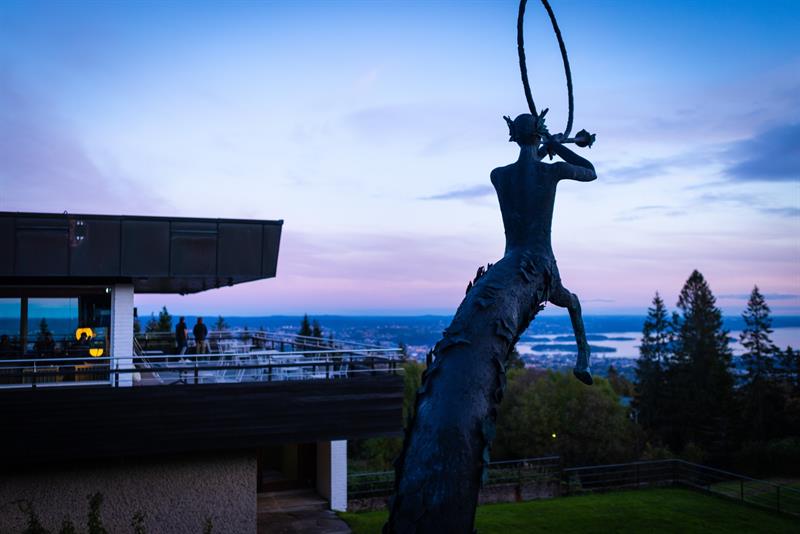 Skulptur utenfor Voksenåsen hotell, med fjorden i bakgrunnen