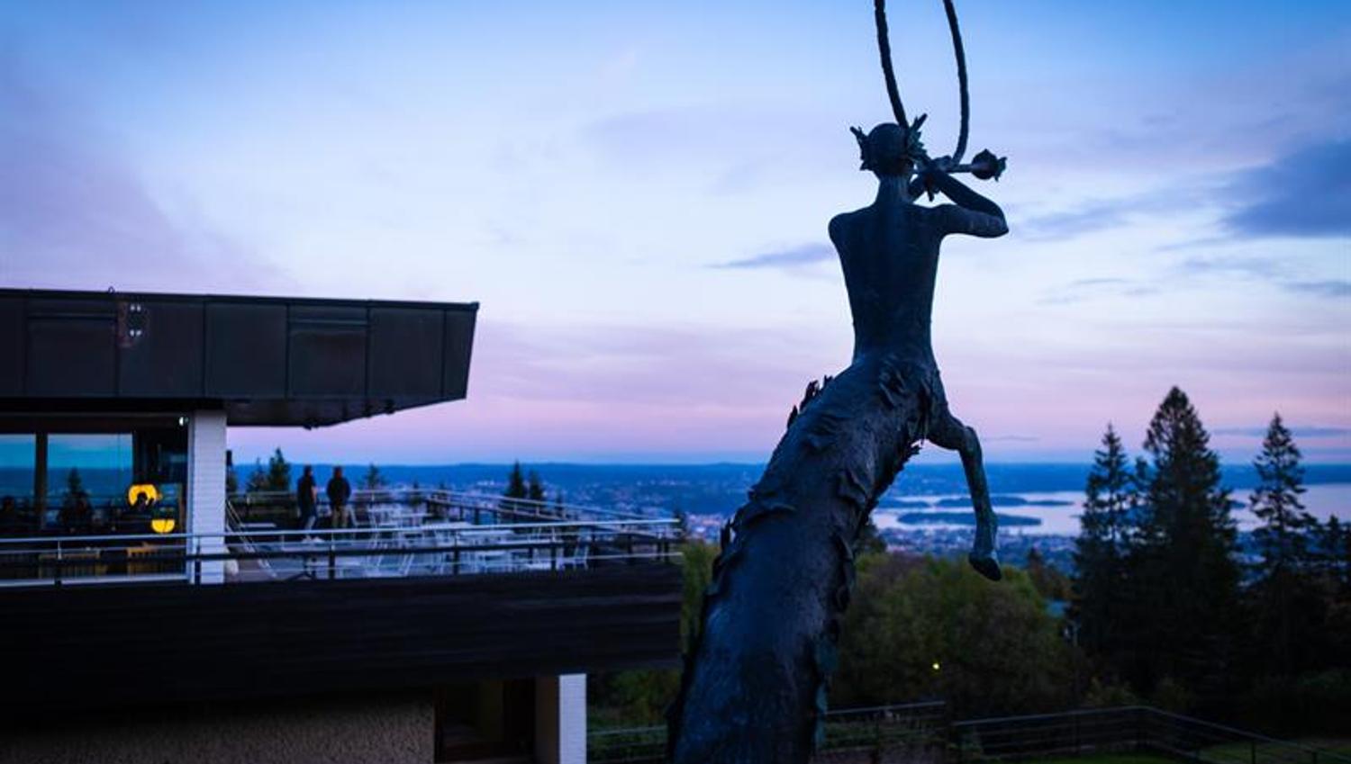 Skulptur utenfor Voksenåsen hotell, med fjorden i bakgrunnen
