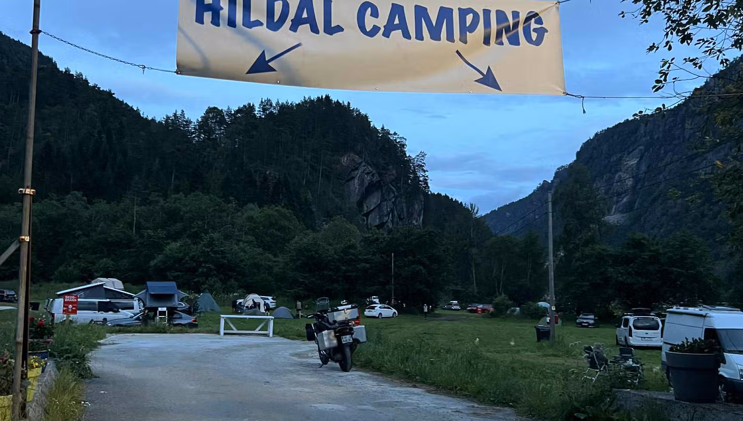 Einfahrt zum Hildal Camping, umgeben von Bergen und grünen Tälern in Hardanger.