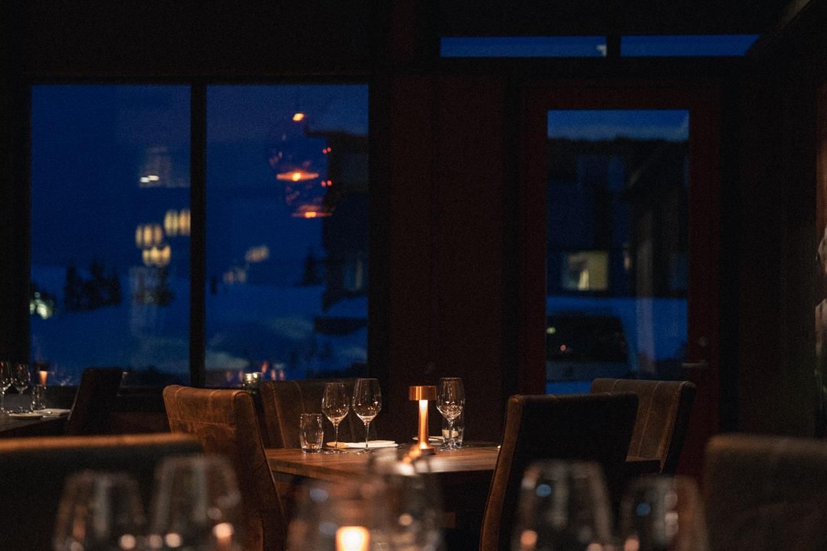 Stemningsfull restaurant på kveldstid.