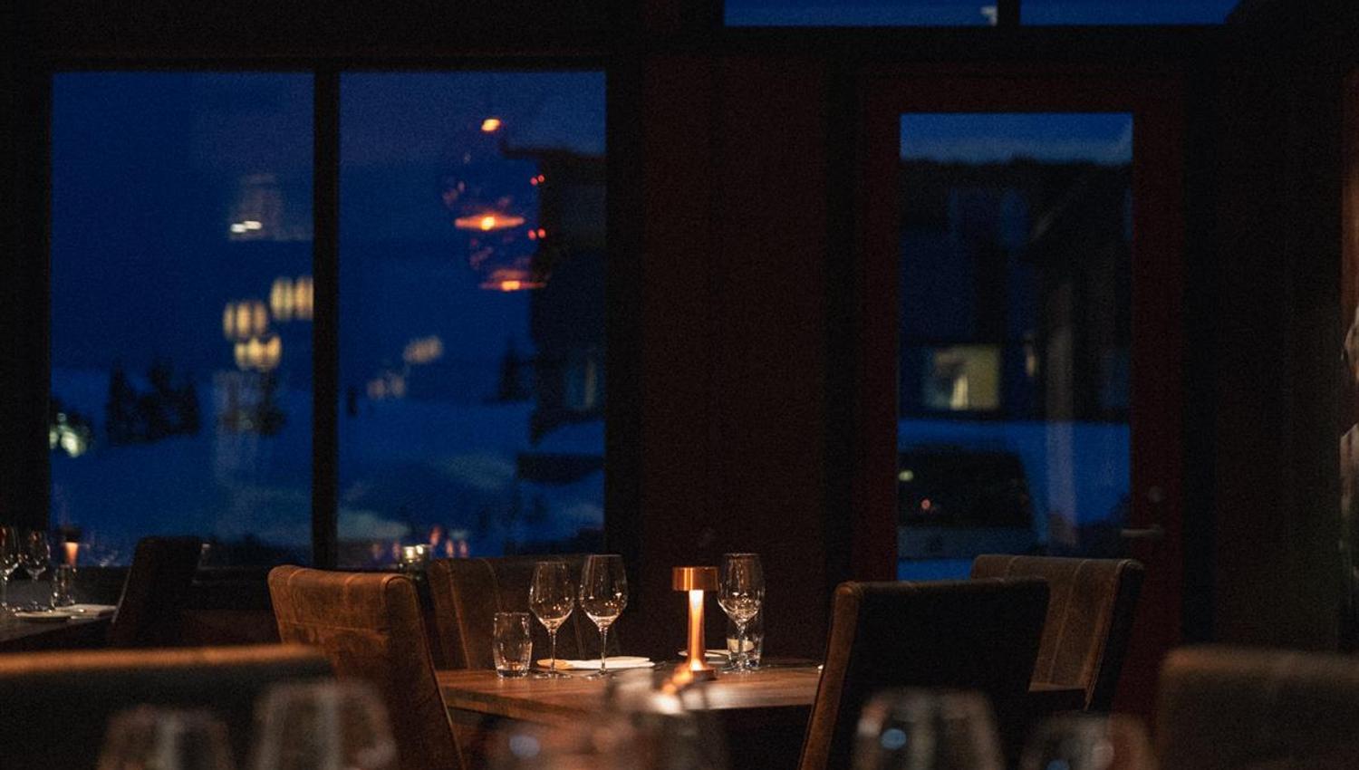Stemningsfull restaurant på kveldstid.
