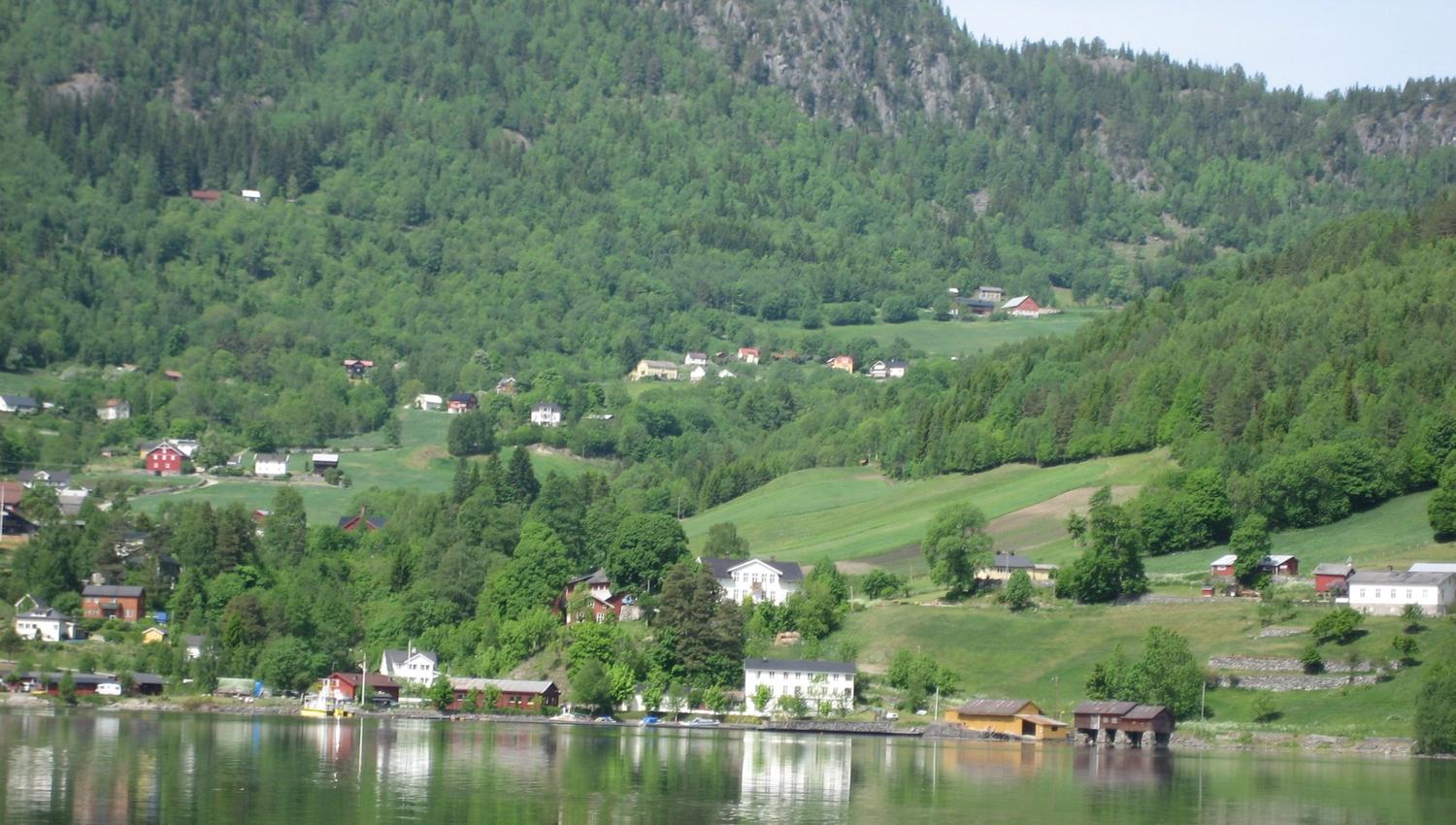 Her kan ein sjå Lårdal frå Bandak der campinga ligg til venstre.