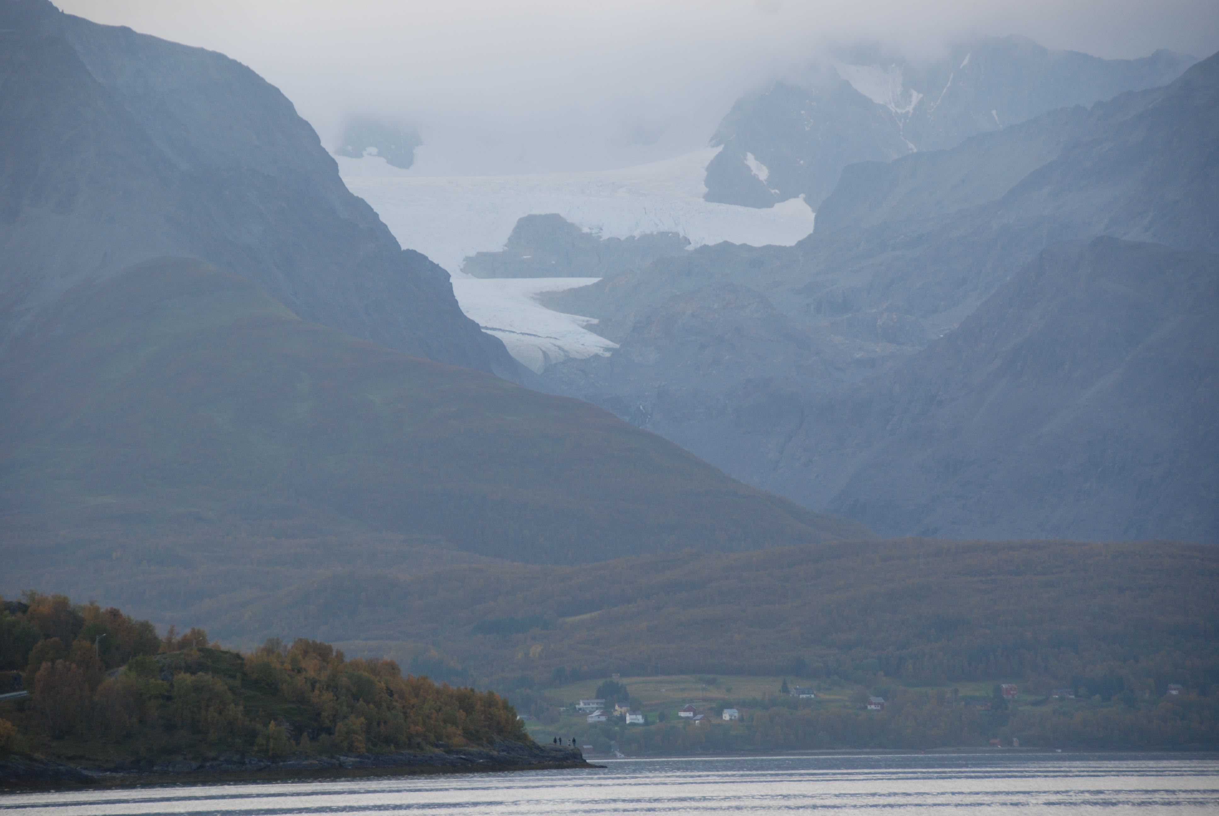 Utsikt inn i en skydekt fjord