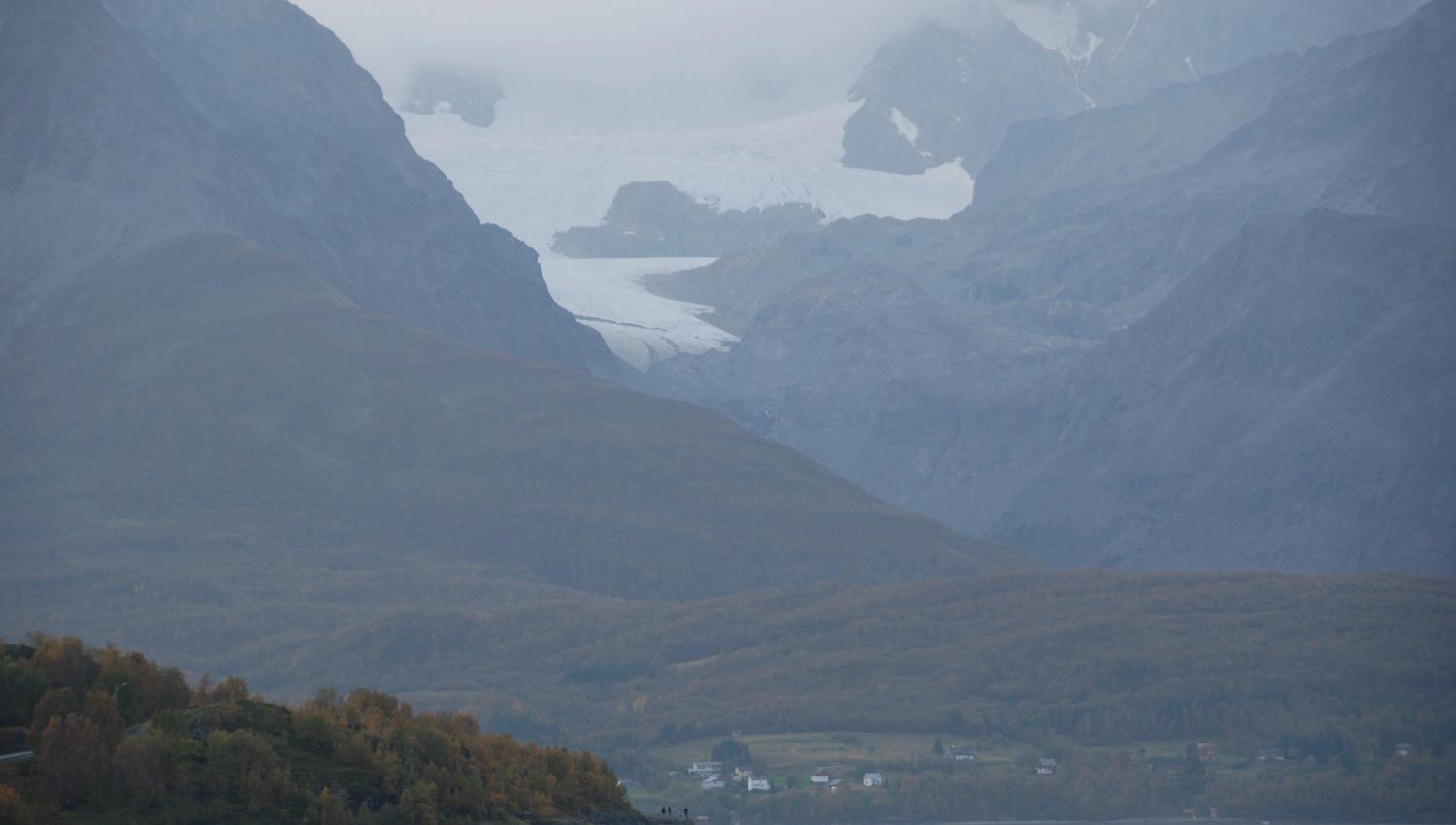 Utsikt inn i en skydekt fjord