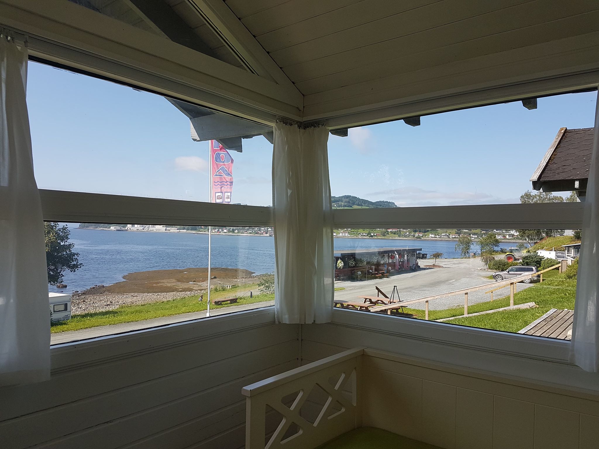 Utsikt fra en av de grå hyttene