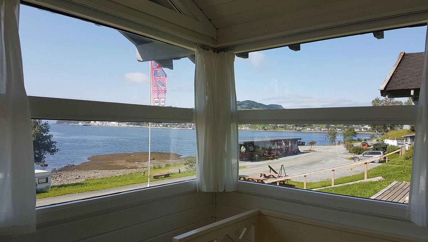 Utsikt fra en av de grå hyttene