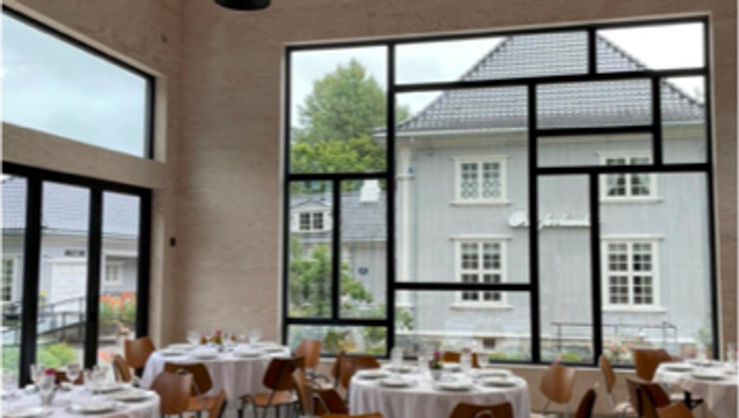 pyntet runde bordd med blomster og servietter