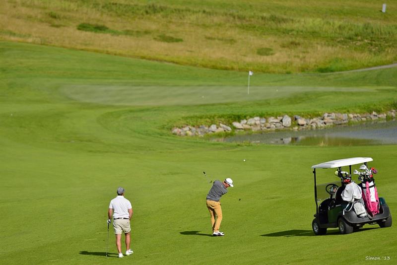 golfbil og 2 golfspillere