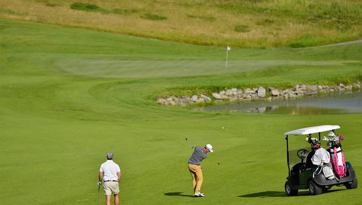 golfbil og 2 golfspillere