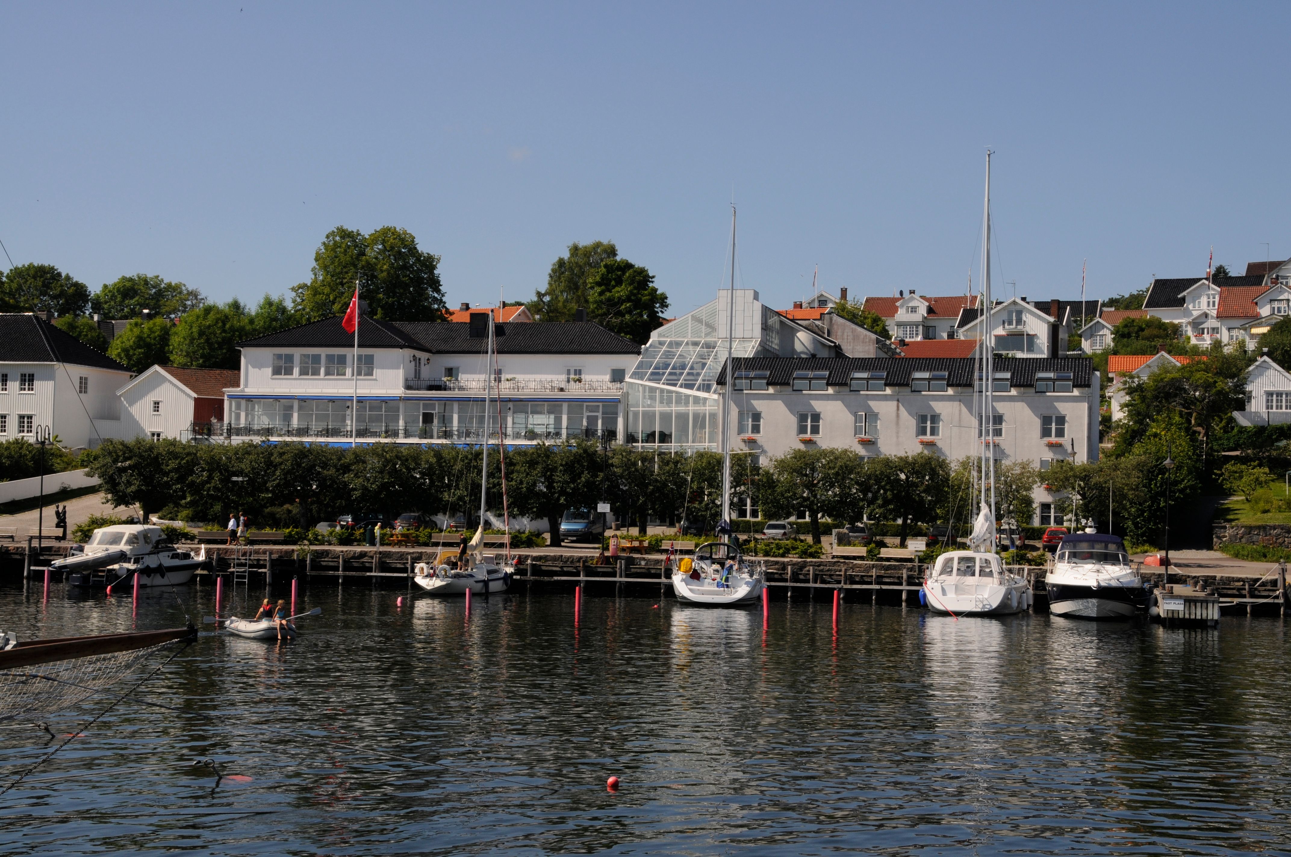 Grand Hotel Åsgårdstrand seen from the water