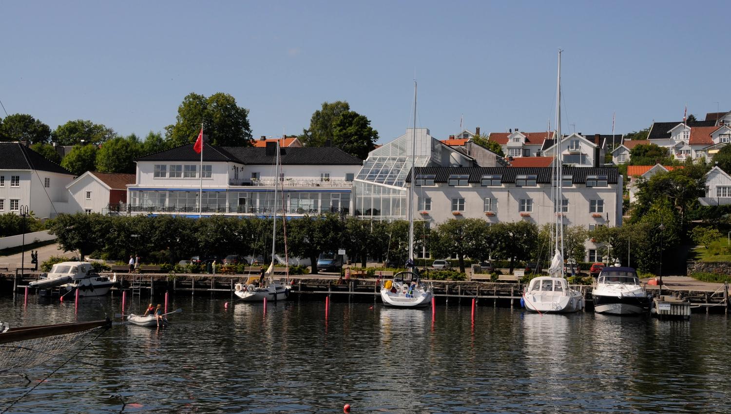 Grand Hotel Åsgårdstrand seen from the water