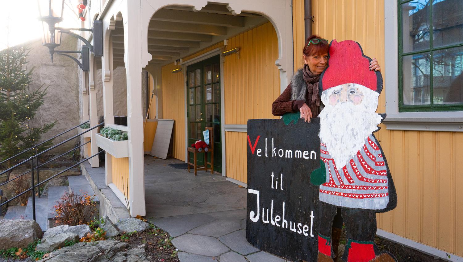 Eva utenfor Tregaardens Julehus i Drøbak