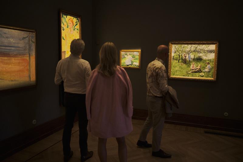 Galleri Ramme - mennesker i et galleeri med malerier