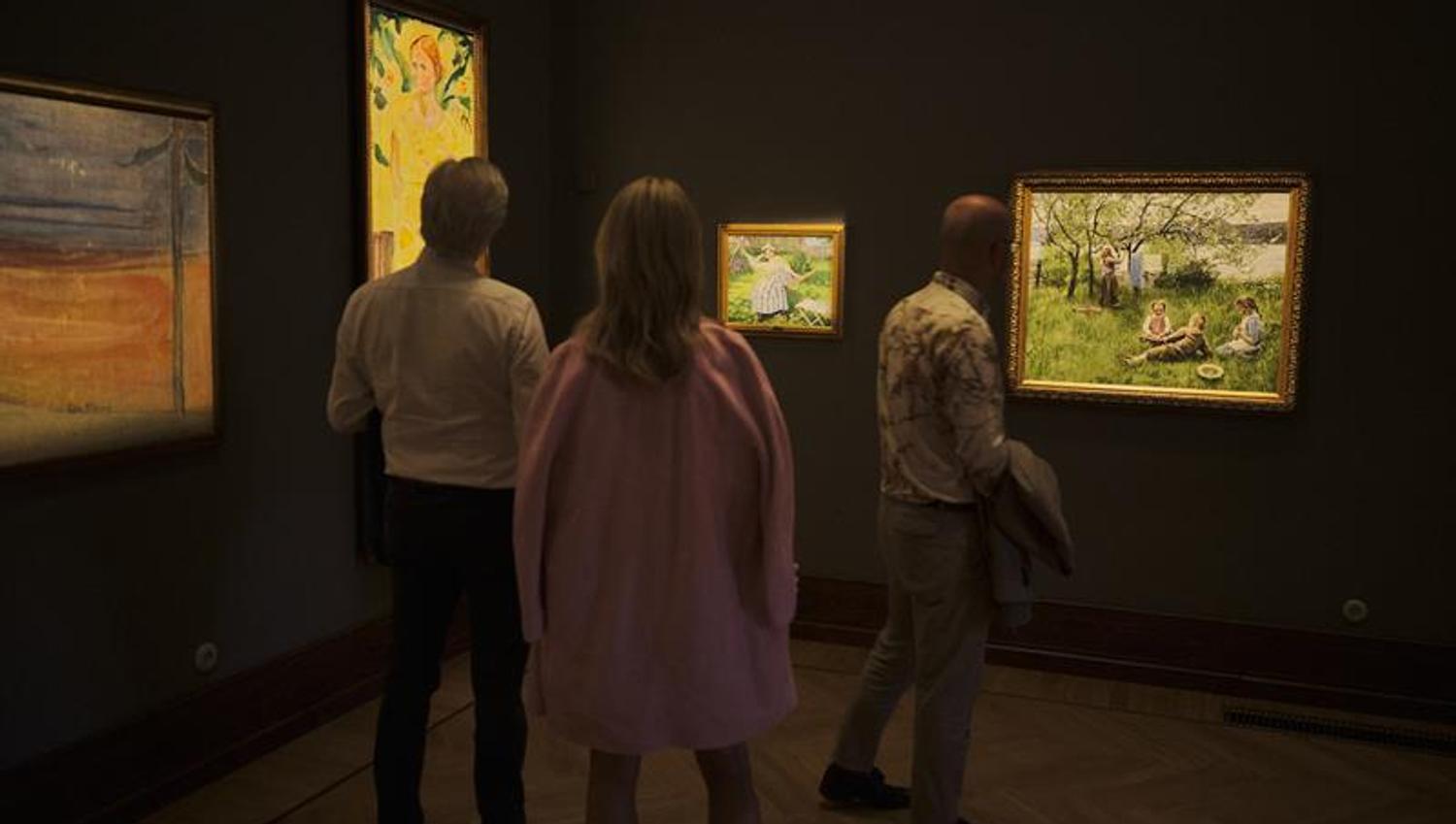 Galleri Ramme - mennesker i et galleeri med malerier