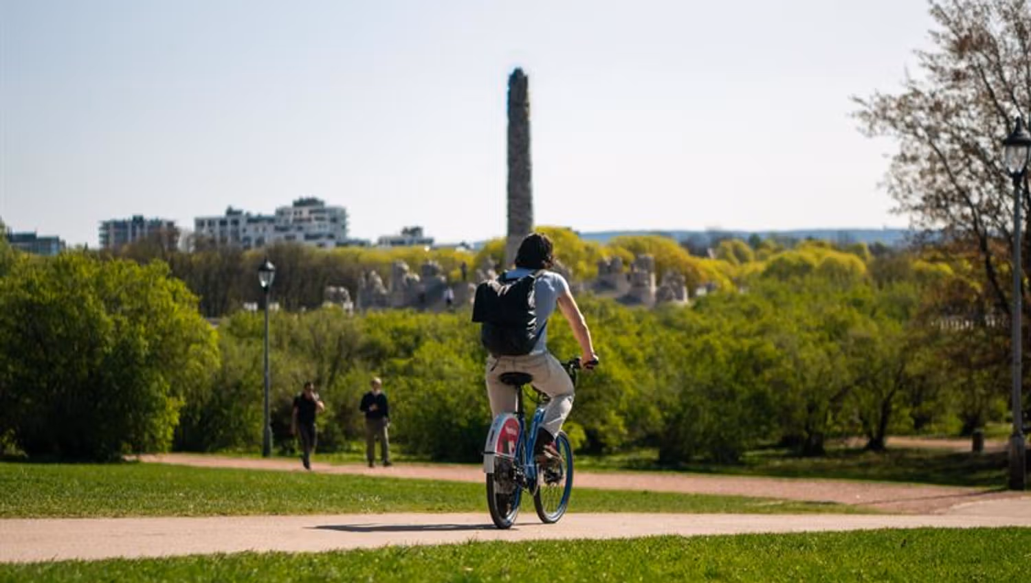 Mann som sykler i Vigelandsparken