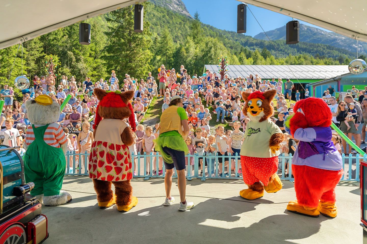 Publikum nyt show med Mikkelparken sine populære maskotar på scena