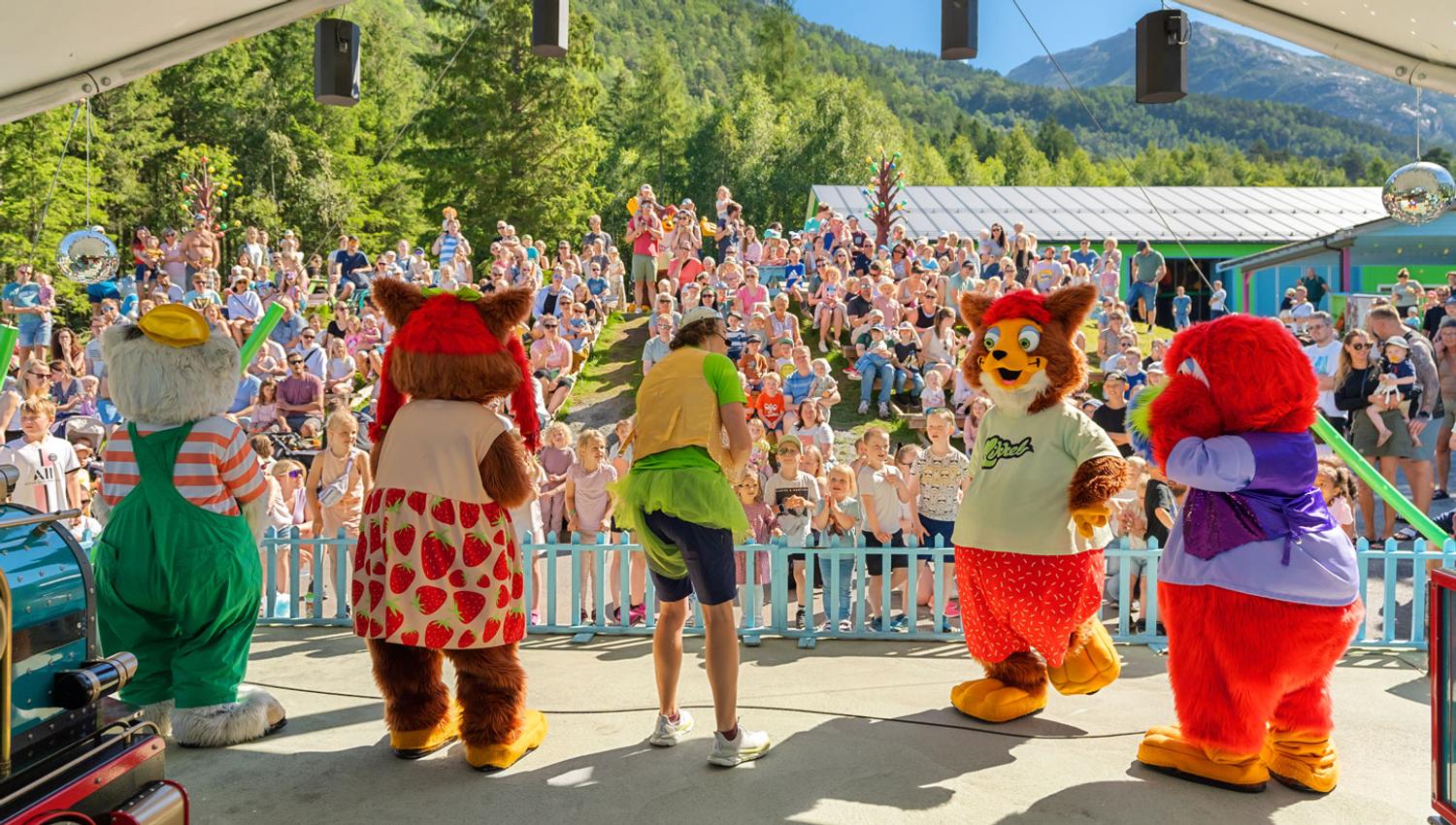 Publikum nyt show med Mikkelparken sine populære maskotar på scena
