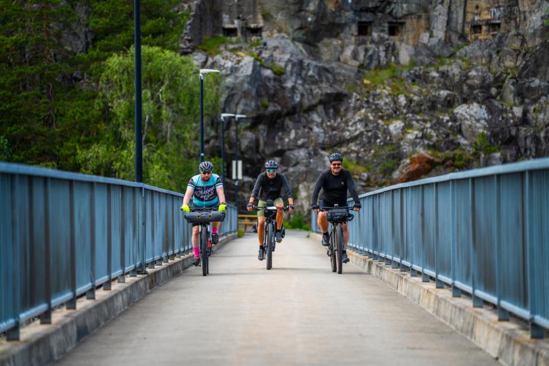 Syklister langs Unionsleden I Spydeberg, Fossumbrua