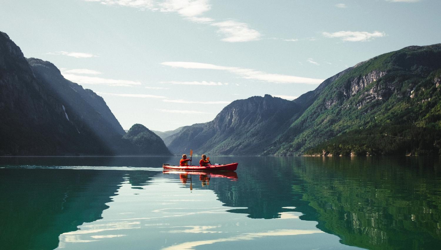 Kayaking on Sandvinsvatnet lake.